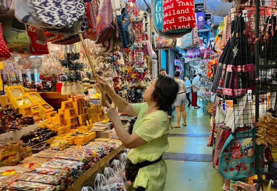 tempat belanja di bangkok Chatuchak Weekend Market