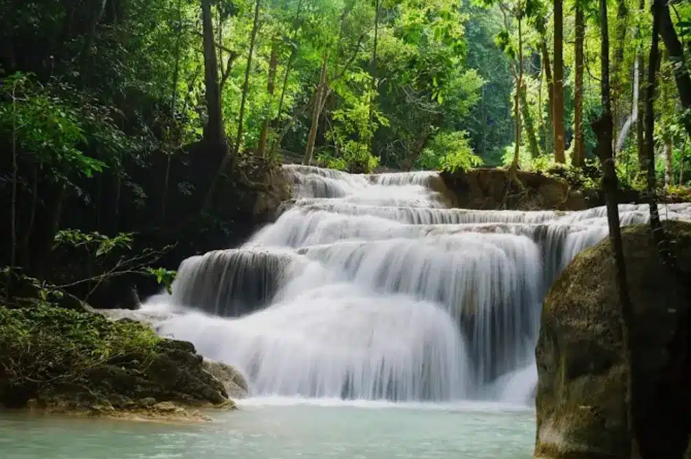 Erawan Falls Kanchanaburi. air terjun tujuh tingkat di thailand