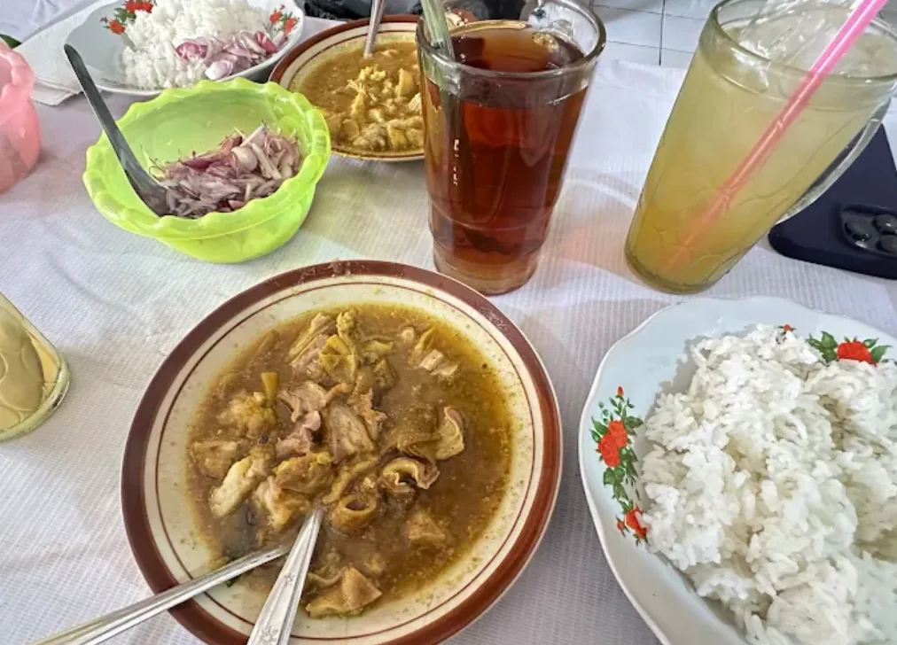foto masakan Gulai Kambing Bustaman Pak Sabar, dilengkapi dengan minuman es teh dan es jeruk
