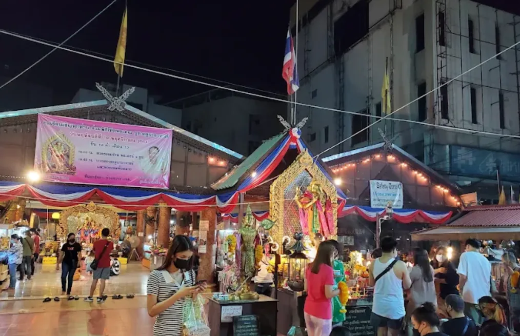 tempat belanja di bangkok Huai Khwang Night Market