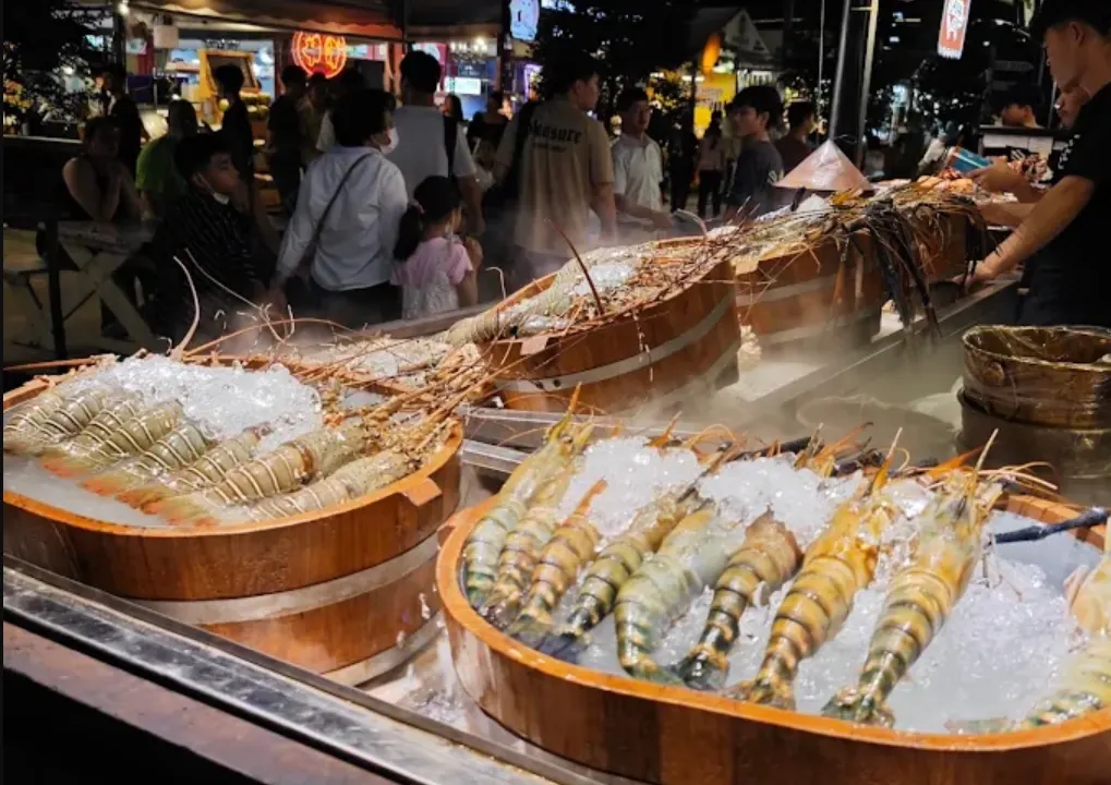 jodd fairs night market, penjual menjual udang segar
