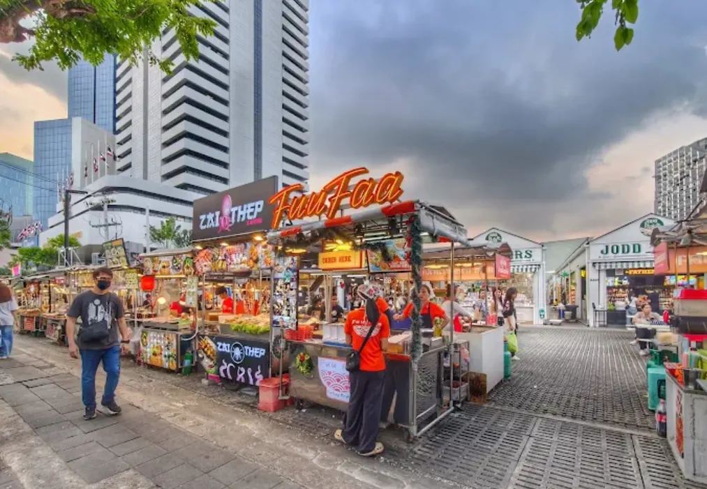 Jood fairs di bangkok di sore hari dengan banyak stand street food