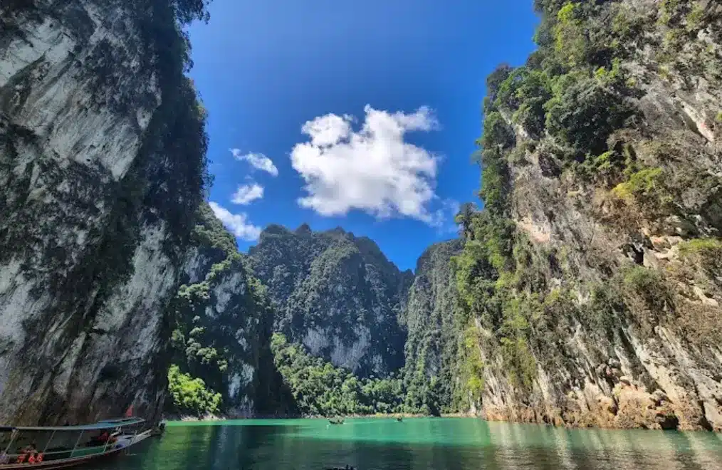 Khao Sok National Park Surat Thani. Pantai yang di kelilingi tebing-tebing tinggi di thailand.