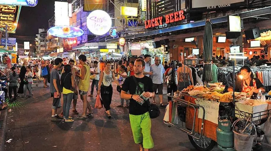 khaosan road di bangkok, turis yang sedang belanja street food thailand