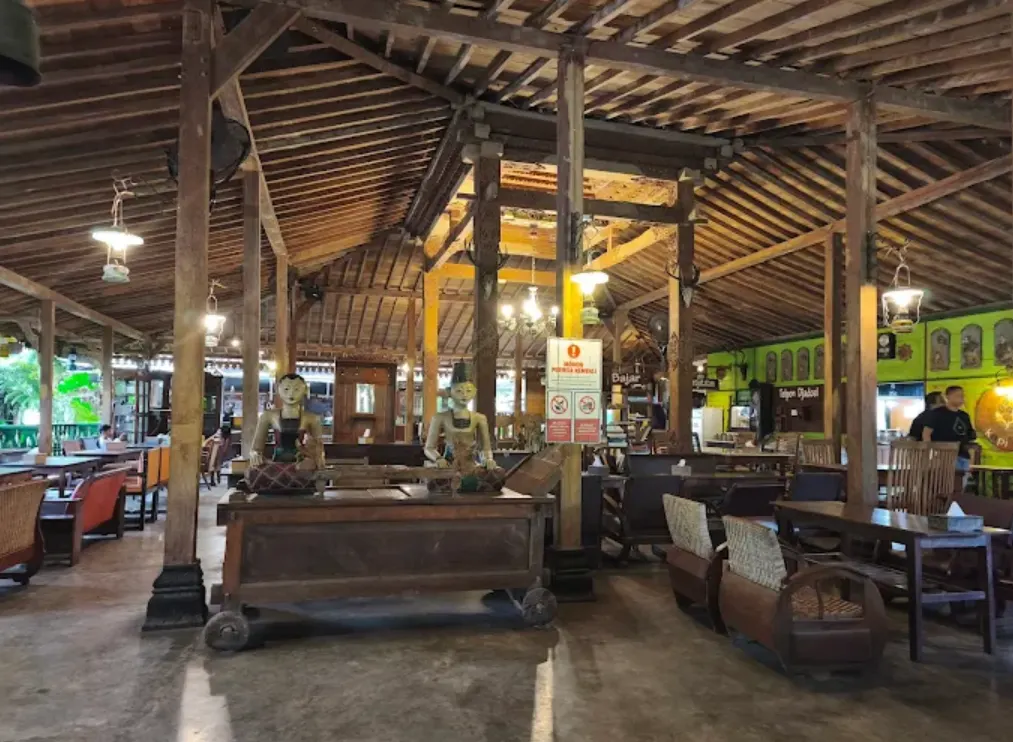suasana dalam Kopi Blirik Ungaran dengan kursi dan meja kayu
