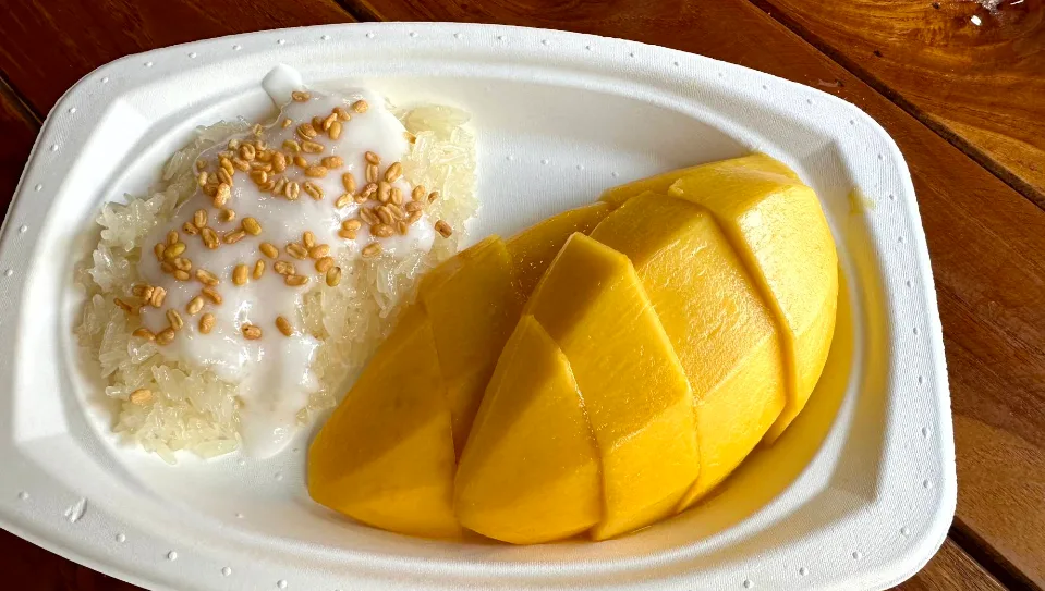 manggo sticky rice khas thailand, ketan dengan mangga