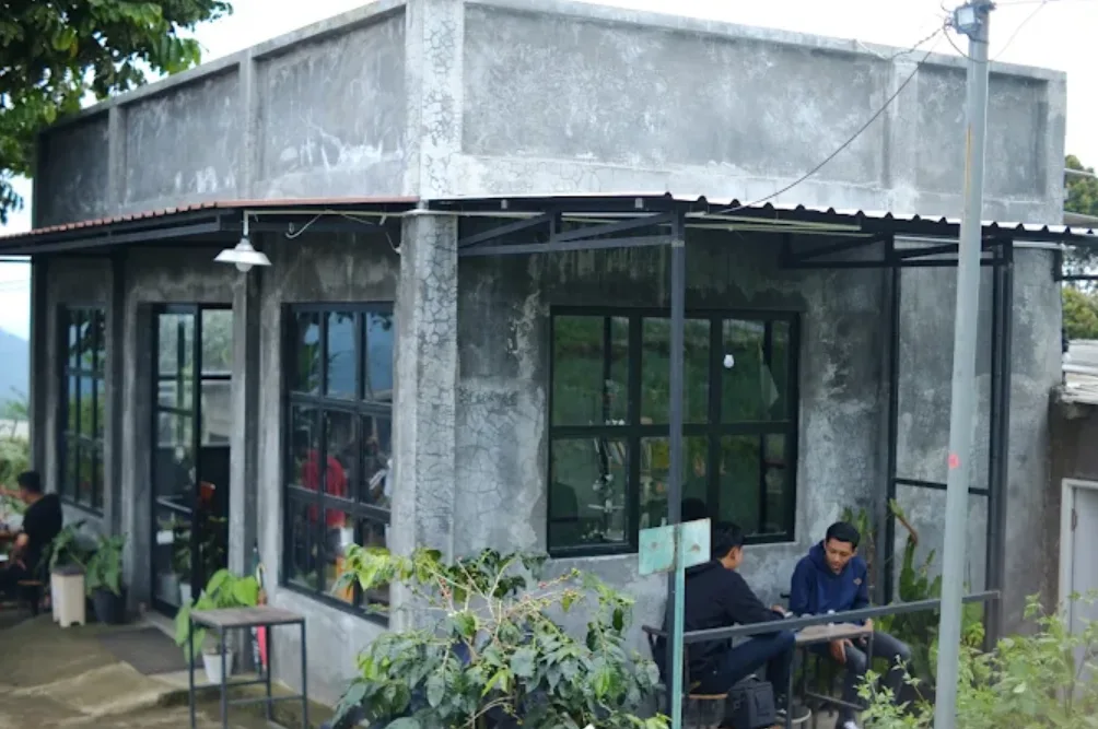 Liberate Bantir Coffee House dengan 2 orang sedang duduk-duduk di luar