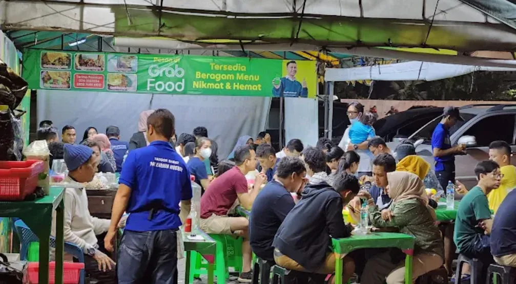 foto Nasi Goreng Babat Pak Karmin Mberok. foto orang banyak sedang makan di Nasi Goreng Babat Pak Karmin Mberok.