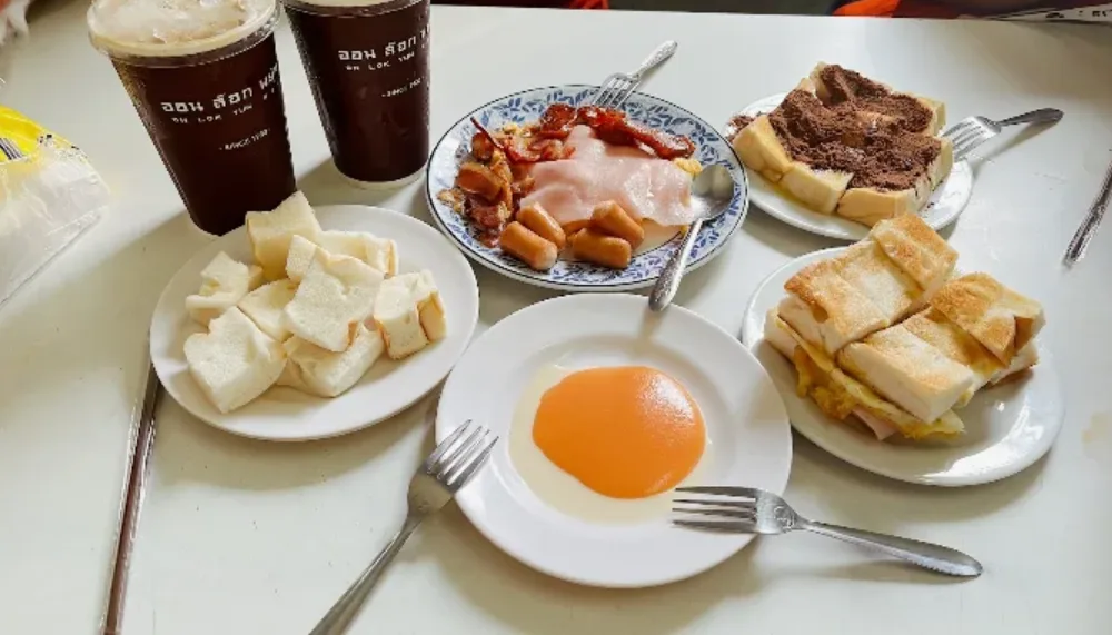 On Lok Yun (온록윤) sarapan khas kopitiam, telur, roti dan sosis panggang, disajikan dengan kopi