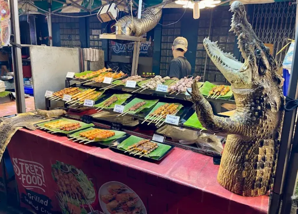 patpong night martket, penjual menjual makanan ekstrem khas Thailand