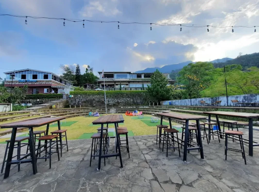 Pondok Kopi Umbul Sidomukti dengan pemandangan kabut