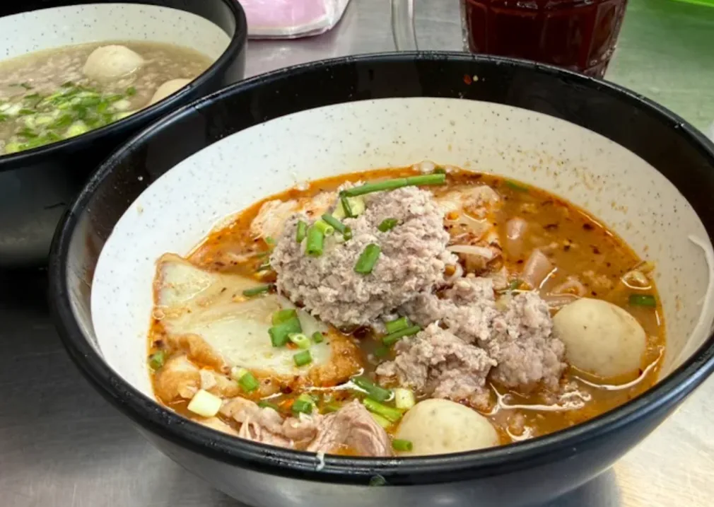 Rung Rueang Pork Noodles, bubur dengan topping babi cincang dan bakso