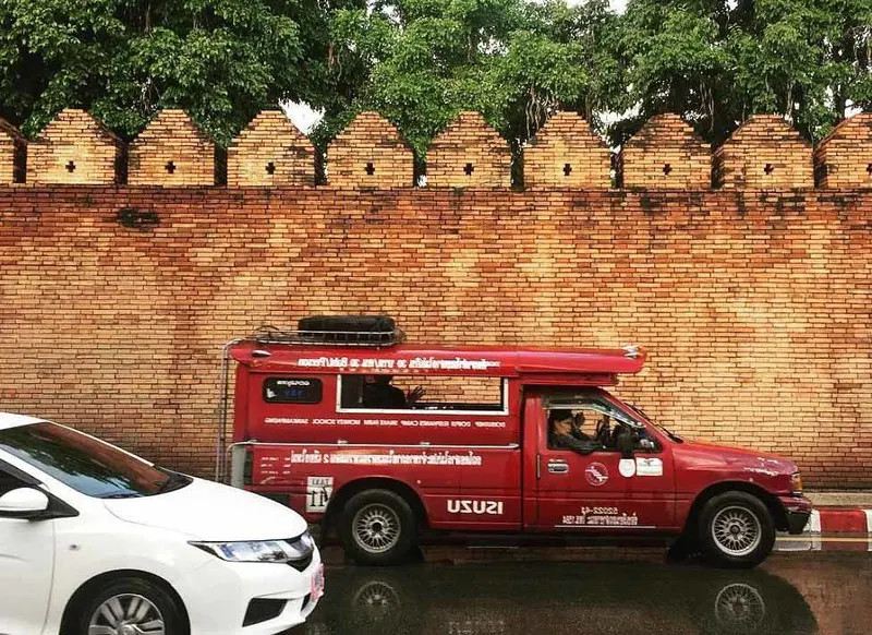 songthaew transportasi umum di thailand