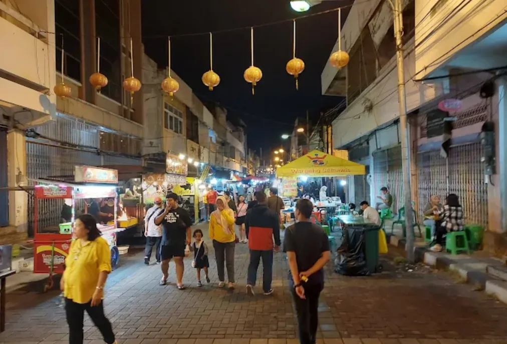 foto Waroeng Semawis semarang. foto orang-orang sedang berjalan menikmati night market