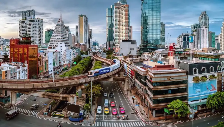 suasana perkotaan bangkok di siang dan sore hari