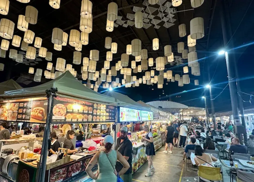 chiang mai pasar tradisional menjual berbagai street food khas thailand