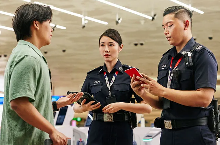 pemeriksaan dokumen turis yang masuk ke singapore oleh ICA