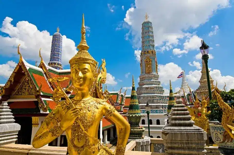 grand palace bangkok dengan patung buddha keemasan