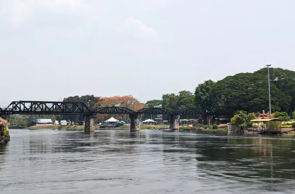 Bridge over the River Kwai dengan air yang tenang