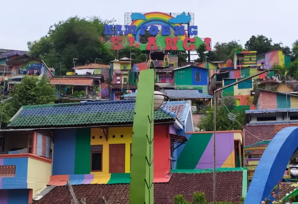 foto tampak depan kampung pelangi semarang
