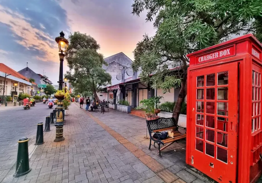 foto kawasan kota lama semarang, dengan hiasan kotak telepon jaman dulu