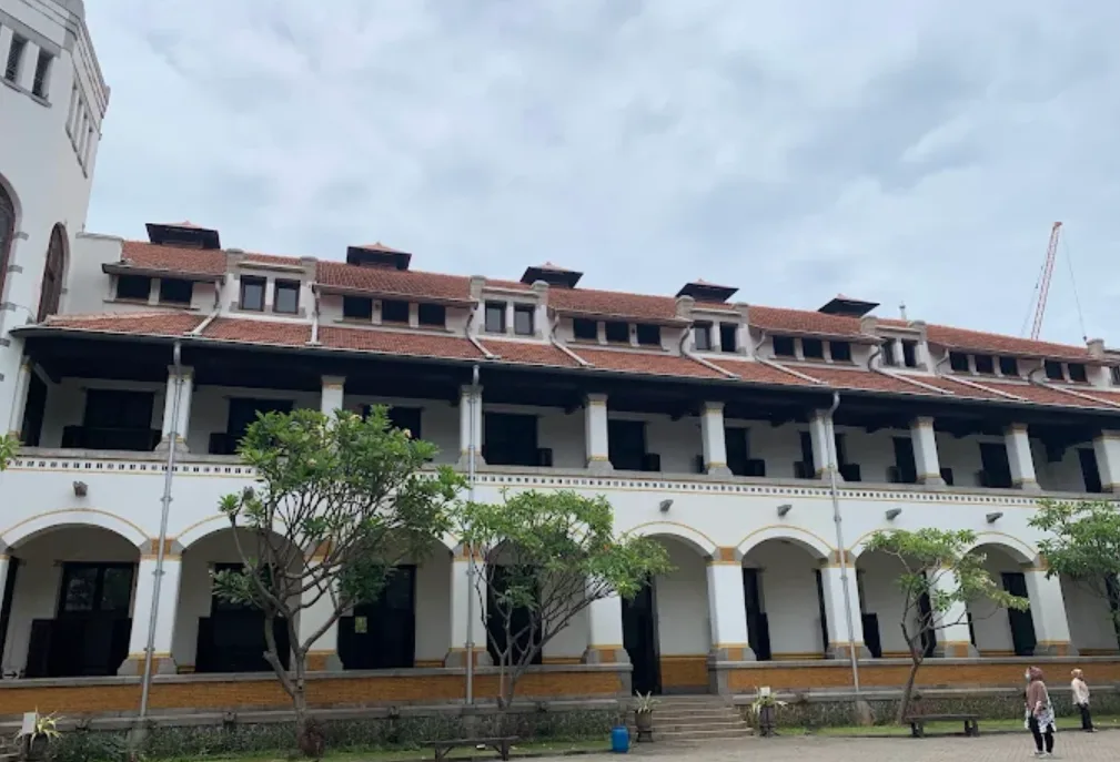 foto lawang sewu semarang di sore hari