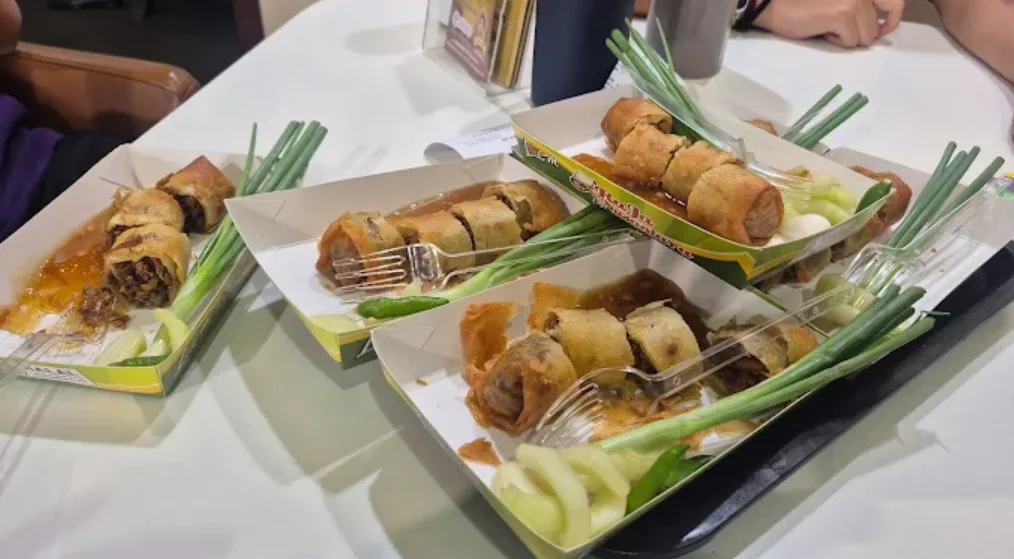 foto lumpia khas semarang yang di beri daun bawang
