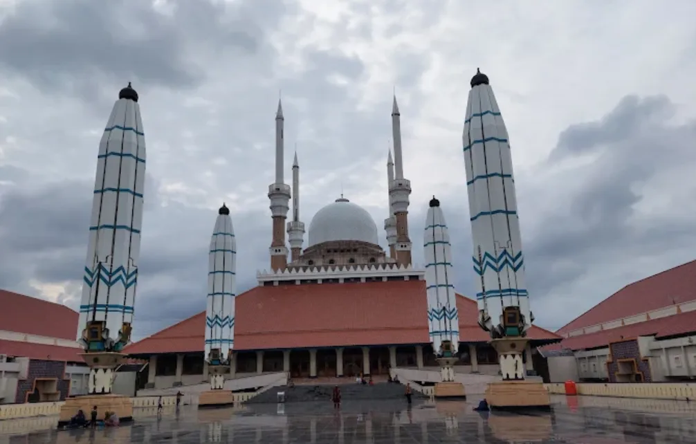 foto tampak depan Masjid Agung Jawa Tengah (MAJT)