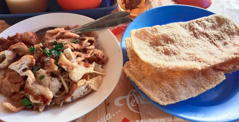mi kopyok pak dhuwur disajikan dengan kerupuk gendar