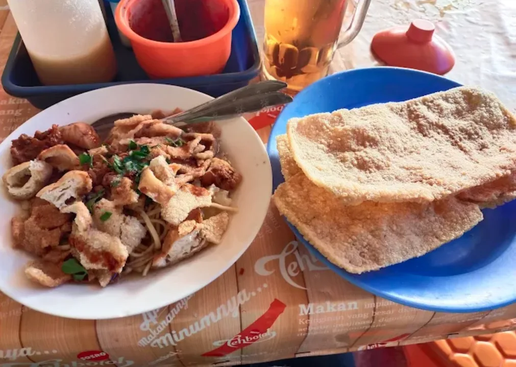 foto sepiring mie kopyok dengan kerupuk beras