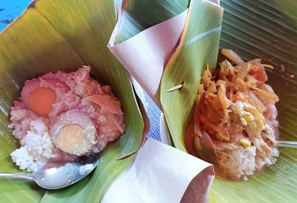 nasi ayam bu nyoto dengan pincuk daun pisang