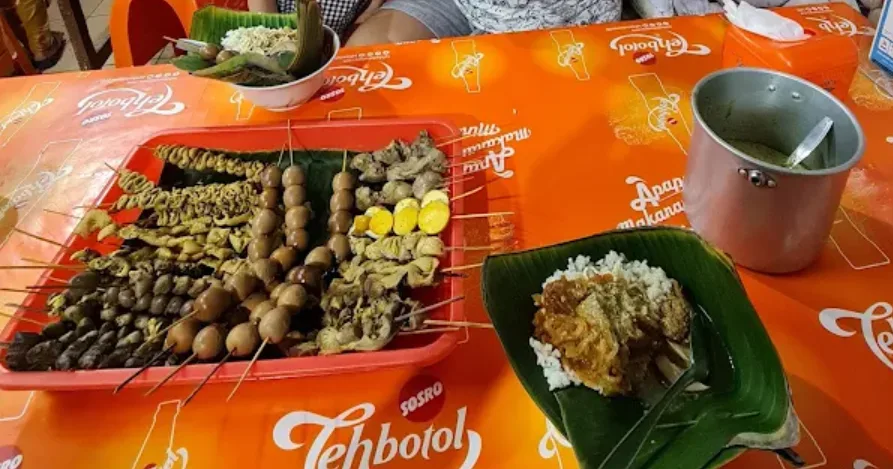 nasi ayam bu wido yang disajikan dengan aneka sate-satean