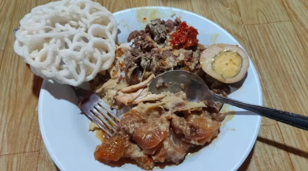 Nasi Gudeg & Koyor Mbak Tum disajikand dengan kerupuk putih