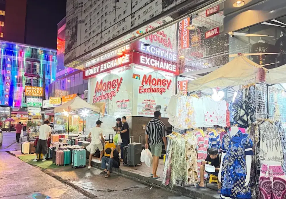 tempat belanja di bangkok Pratunam Market
