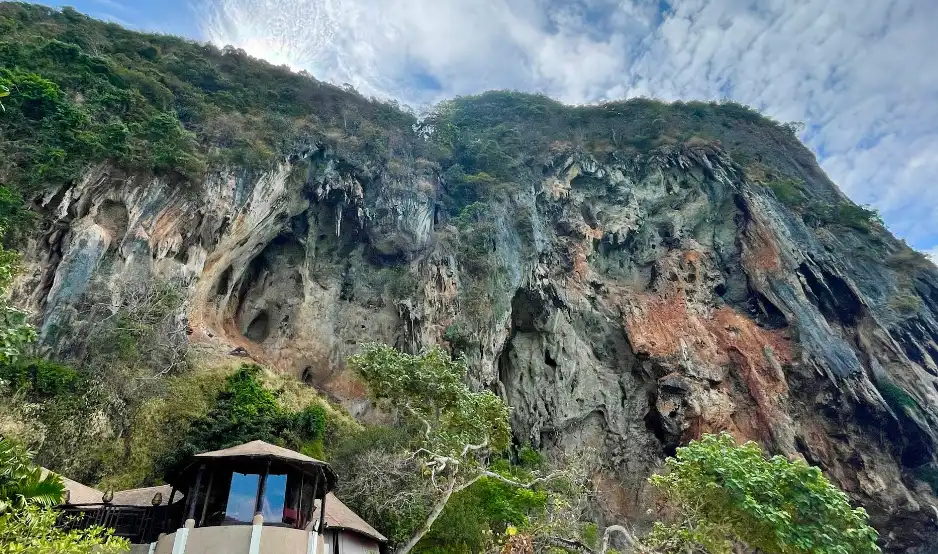 railay beach dengan tebing tinggi yang masih alami