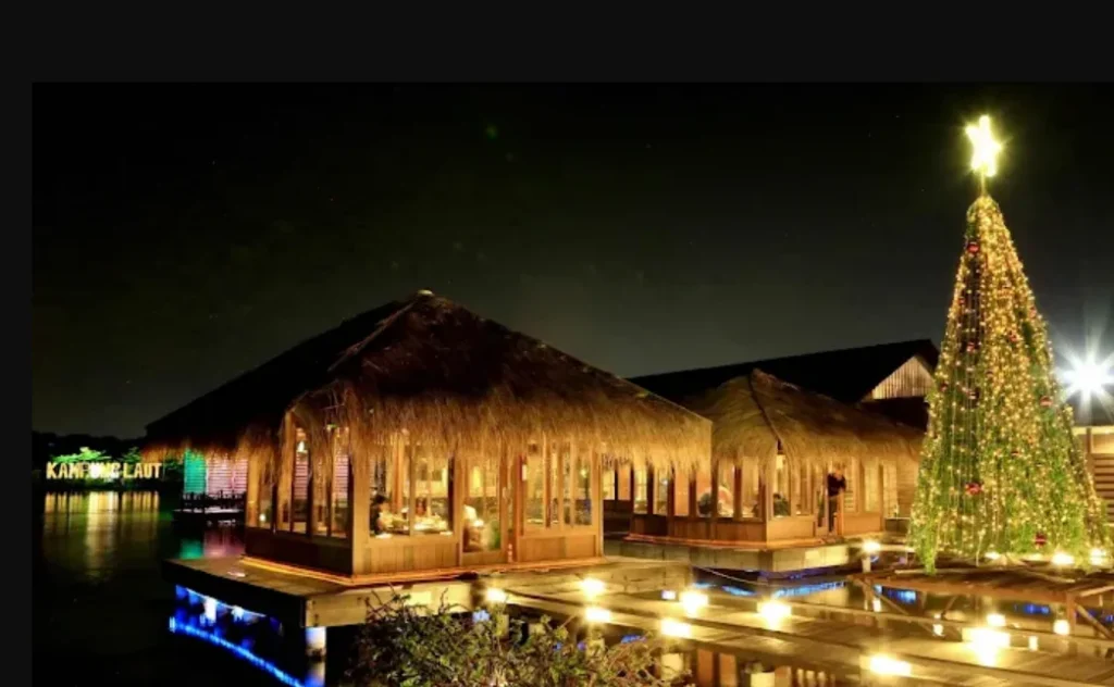 foto Restoran Kampung Laut. foto tempat makan dengan saung di atas laut
