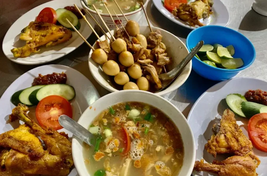 foto soto semarang dengan semangkok aneka sate-satean