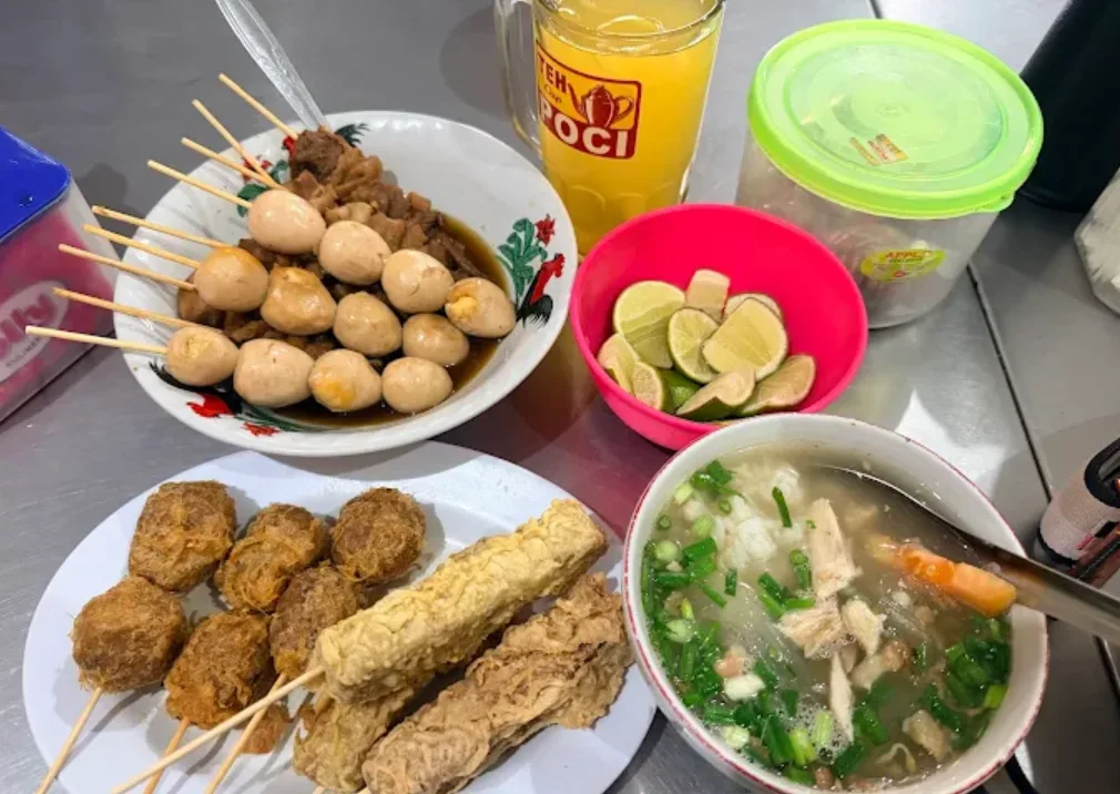 foto soto bangkong semarang dengan berbagai macam sate-satean