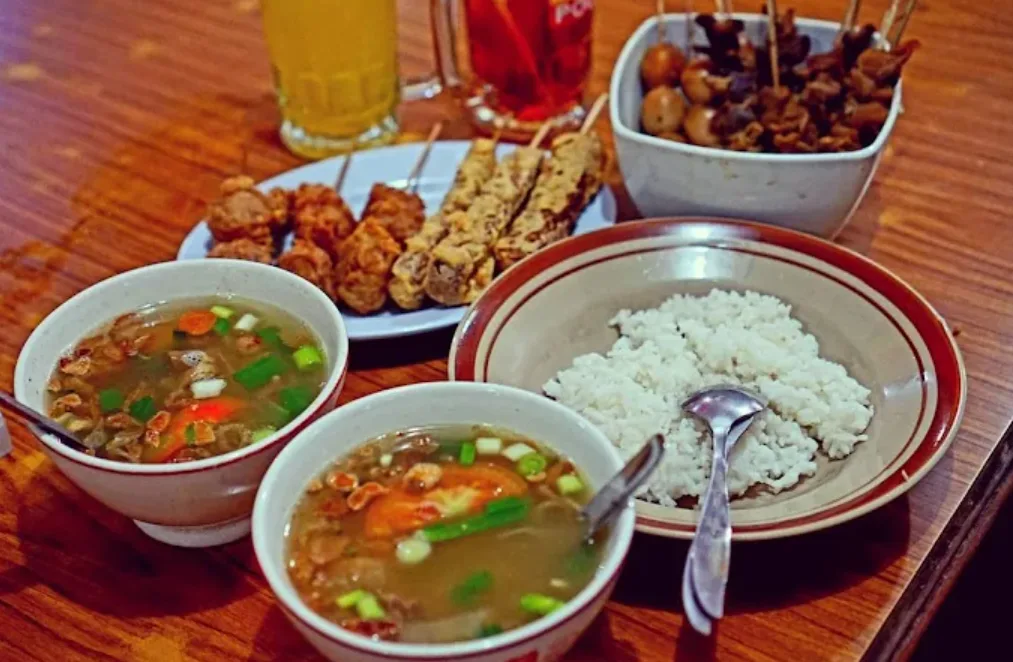Soto Bangde (Bang Kong) Semarang yang disajikan dengan aneka sate-satean