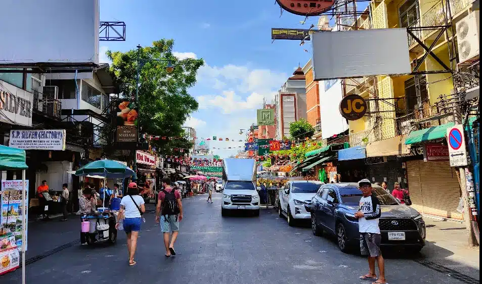 area street food di thailand yang banyak makanan halal