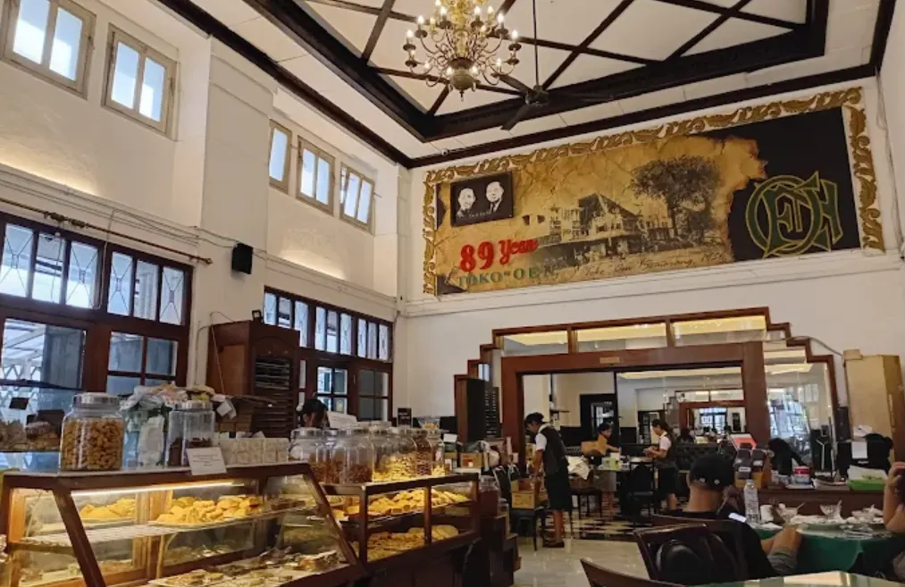 foto toko oen semarang tampak dalam. banyak orang yang sedang makan dengan nuansa jadul