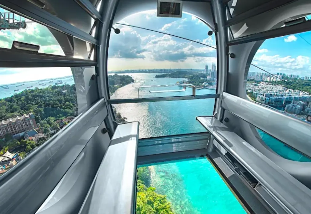 tampak dalam cable car ke sentosa island